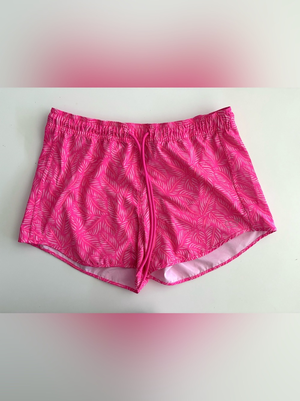 Vineyard Vines Tropical Leaf Print Shorts | Size Medium | Pink